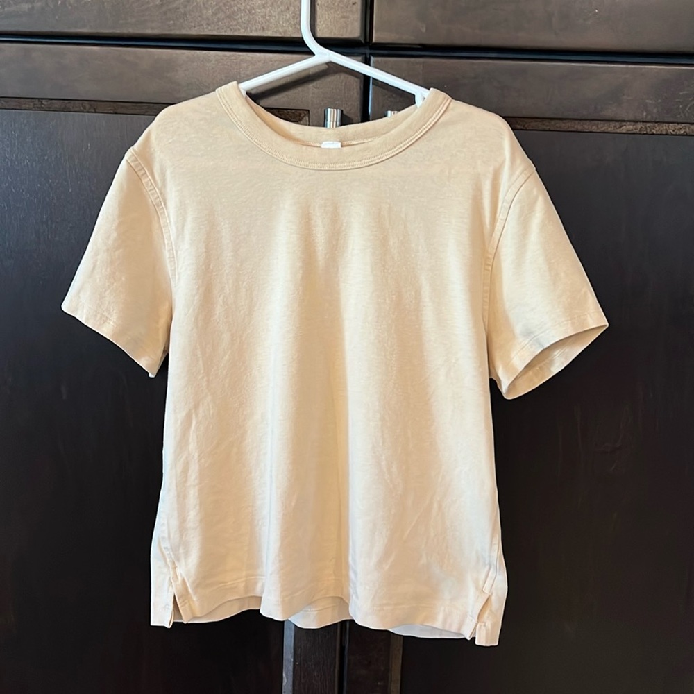 Lululemon T-shirt. Cream. EUC.